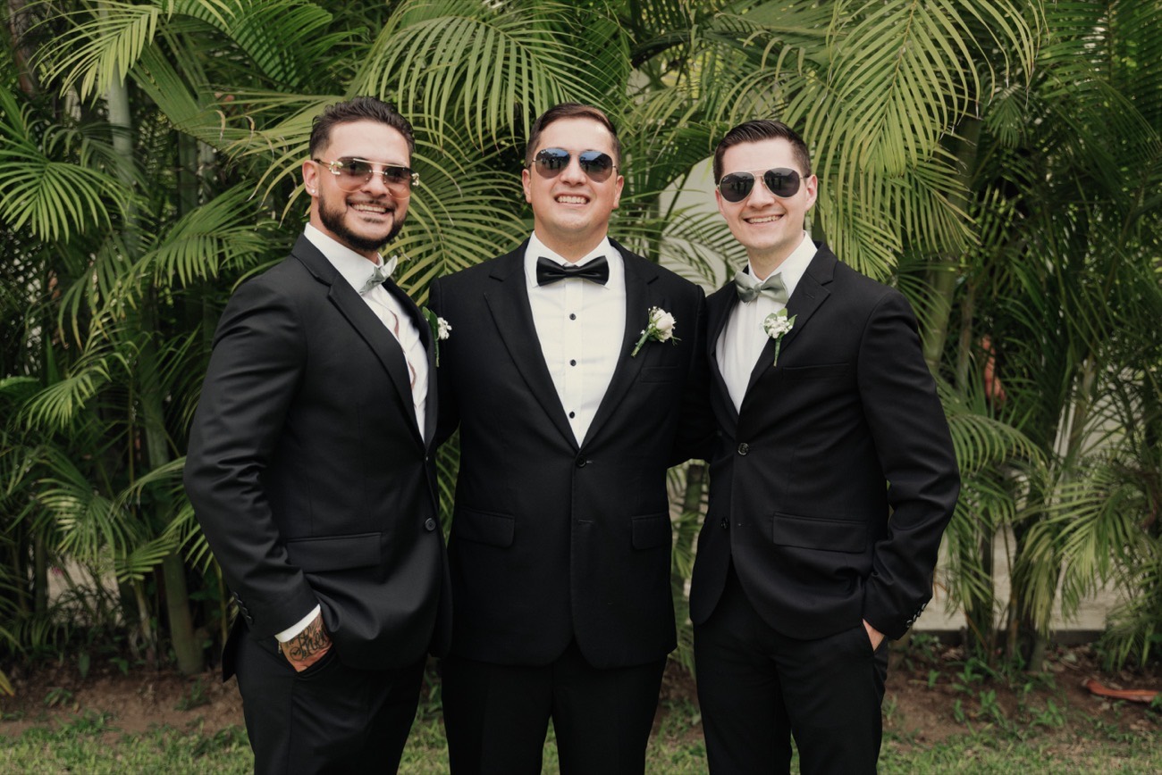 Novio y padrinos con trajes a medida