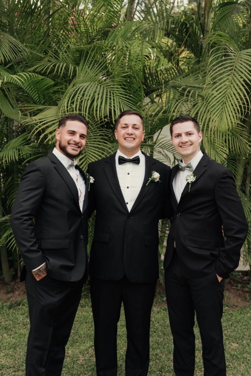 Novio con dos padrinos